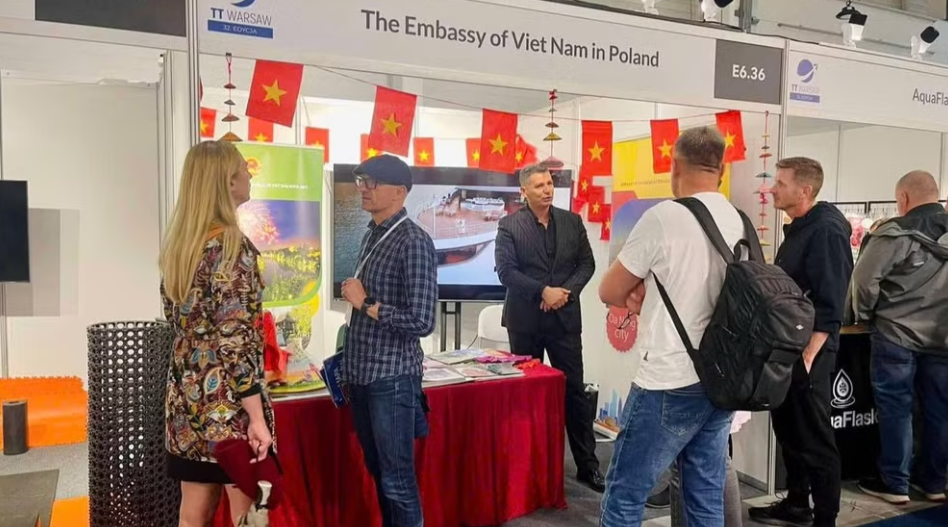 The Vietnamese booth attracted considerable interest from fair visitors. (Photo: Provided by the Vietnamese Ambassador to Poland) The Vietnamese booth attracted considerable interest from fair visitors. (Photo: Provided by the Vietnamese Ambassador to Poland)
