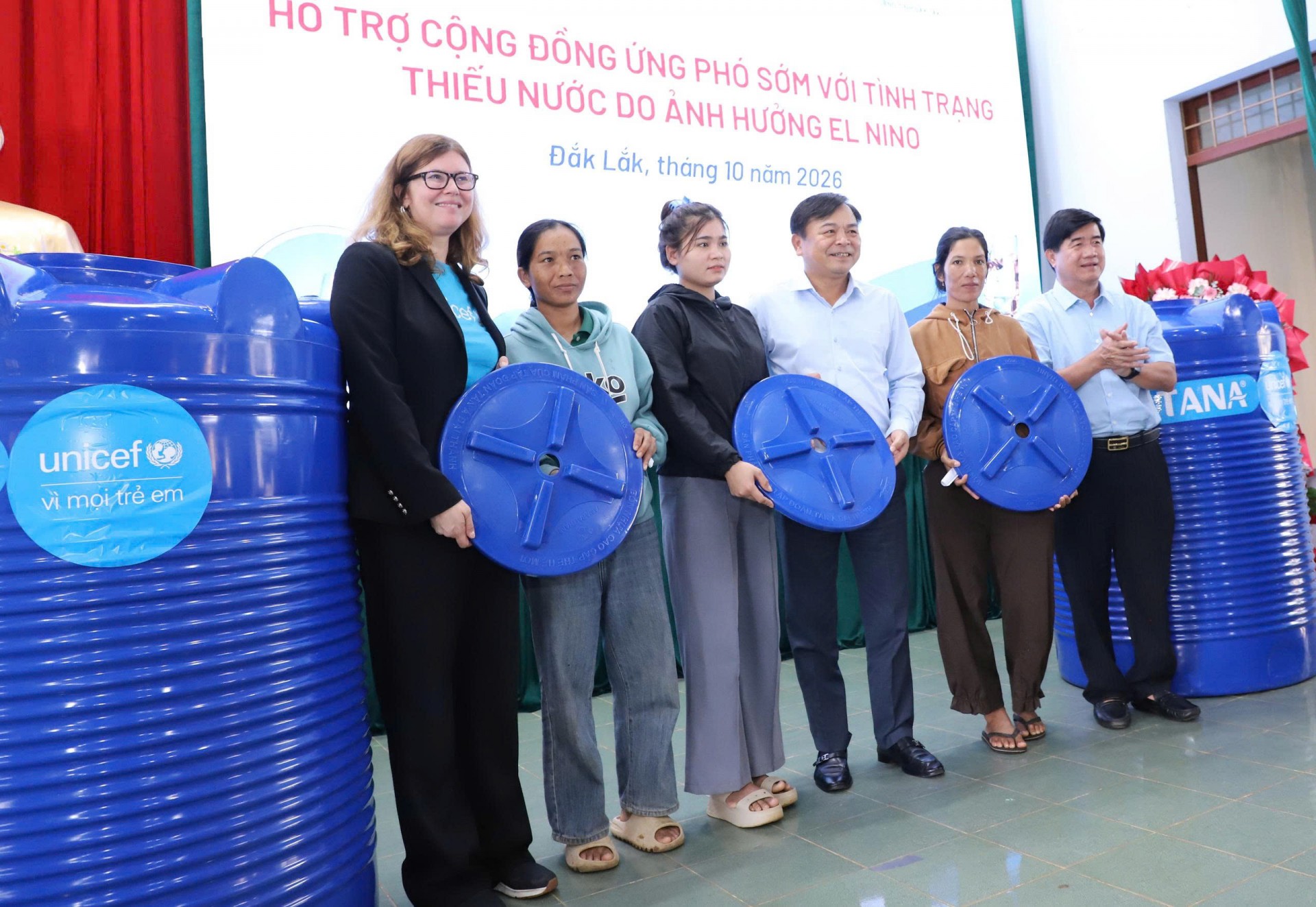 UNICEF trao 450 bồn chứa nước cho hộ gia đình khó khăn tại Đắk Lắk UNICEF trao 450 bồn chứa nước cho hộ gia đình khó khăn tại Đắk Lắk