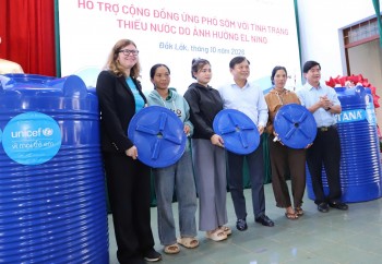UNICEF trao 450 bồn chứa nước cho hộ gia đình khó khăn tại Đắk Lắk
