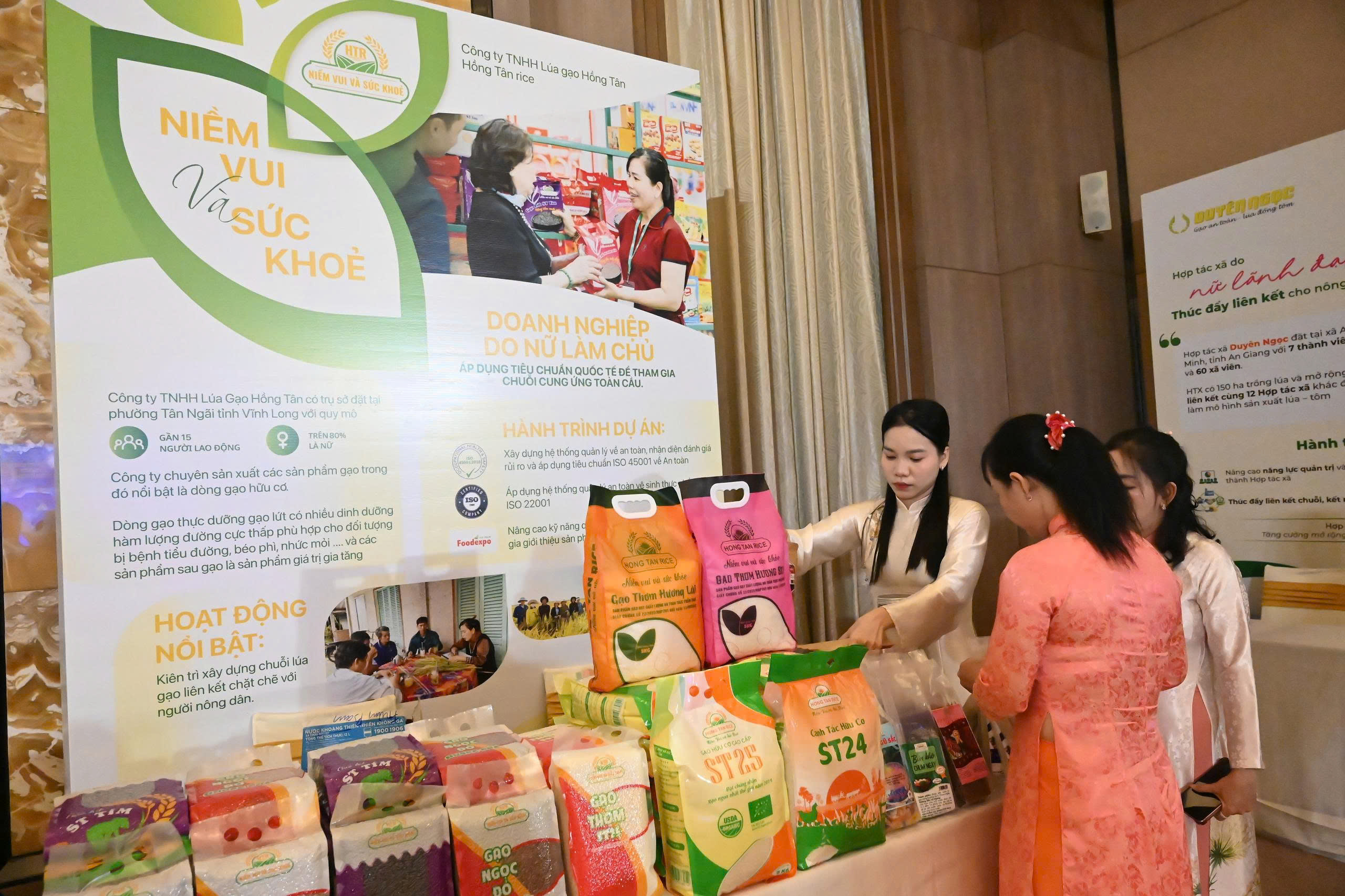 Các đại biểu tham quan các gian hàng sản phẩm lúa gạo của các doanh nghiệp tham gia Dự án Các đại biểu tham quan các gian hàng sản phẩm lúa gạo của các doanh nghiệp tham gia Dự án