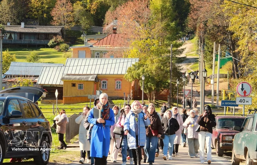 Tourists enjoy Russia’s golden autumn. (Photo: VNA) Tourists enjoy Russia’s golden autumn. (Photo: VNA)