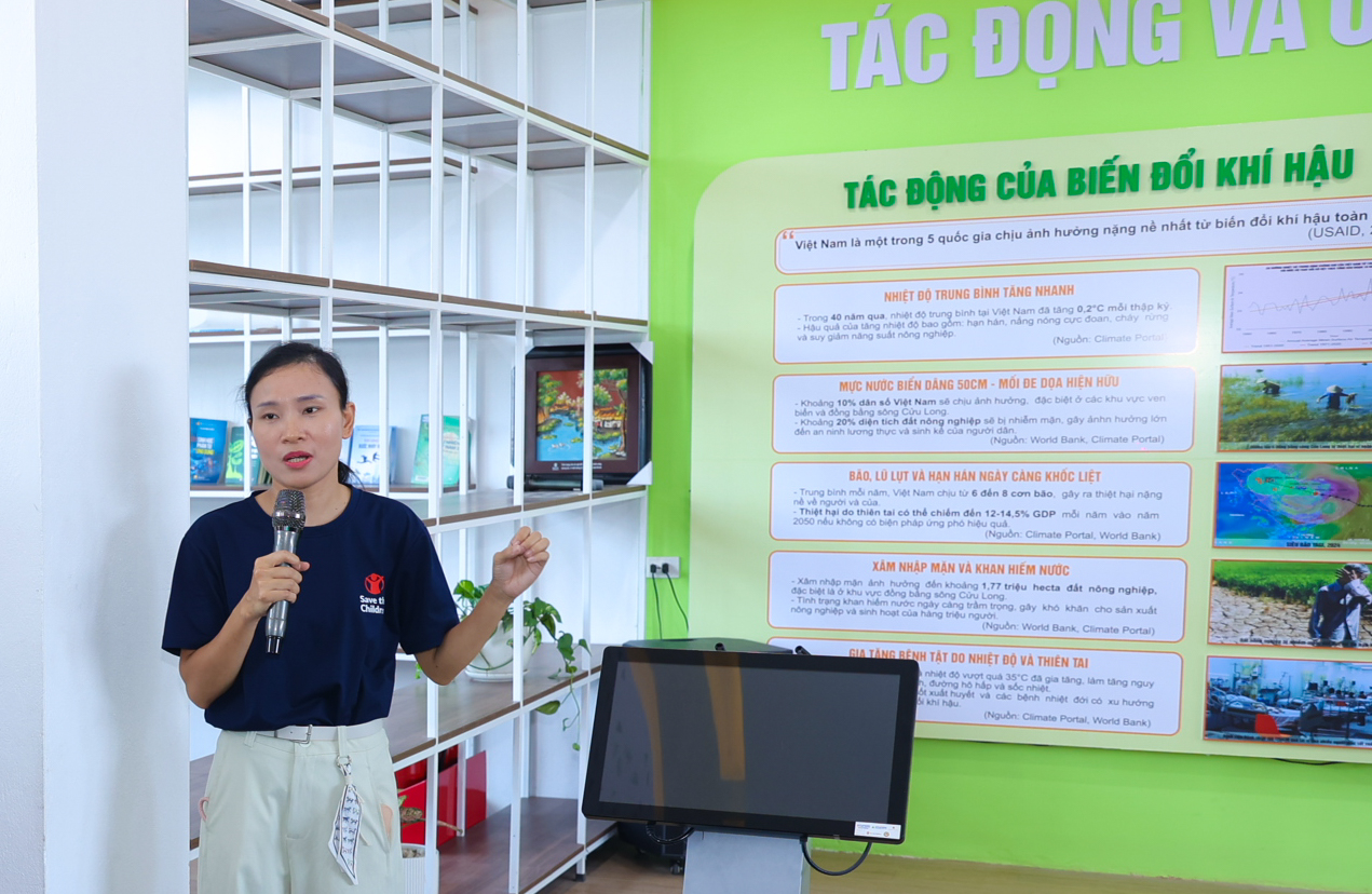 Le Thi Huong, lecturer at the Faculty of Agriculture and Environment and educator at the Climate Change Education Center, Hong Duc University. (Photo: Dinh Hoa)