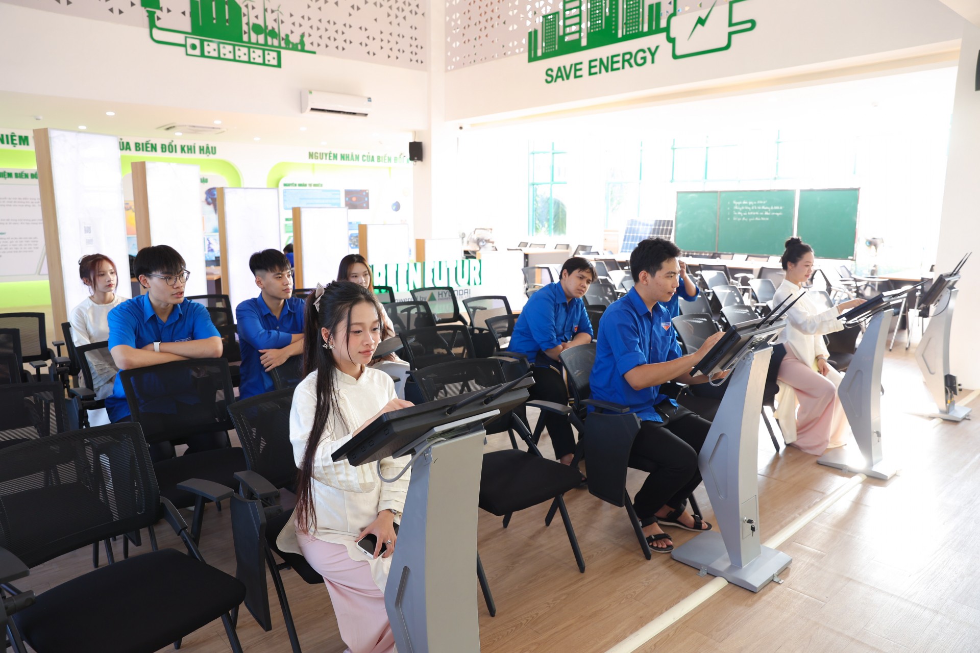 Students take part in experiential learning activities at the Climate Change Education Center. (Photo: Dinh Hoa)