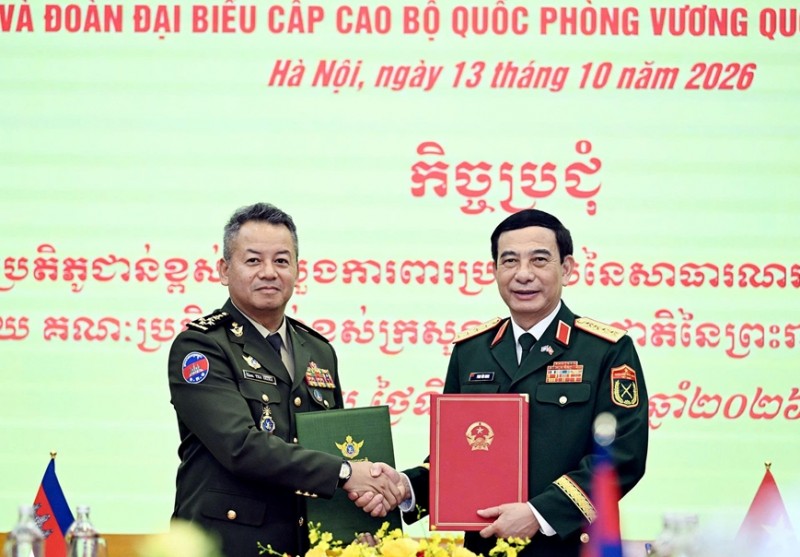 នាយឧត្តមសេនីយ៍ Phan Van Giang និងនាយឧត្តមសេនីយ៍ ទៀ សីហា ចុះហត្ថលេខាលើផែនការសហប្រតិបត្តិការការពារជាតិ វៀតណាម - កម្ពុជា សម្រាប់ឆ្នាំ ២០២៧។ នាយឧត្តមសេនីយ៍ Phan Van Giang និងនាយឧត្តមសេនីយ៍ ទៀ សីហា ចុះហត្ថលេខាលើផែនការសហប្រតិបត្តិការការពារជាតិ វៀតណាម - កម្ពុជា សម្រាប់ឆ្នាំ ២០២៧។