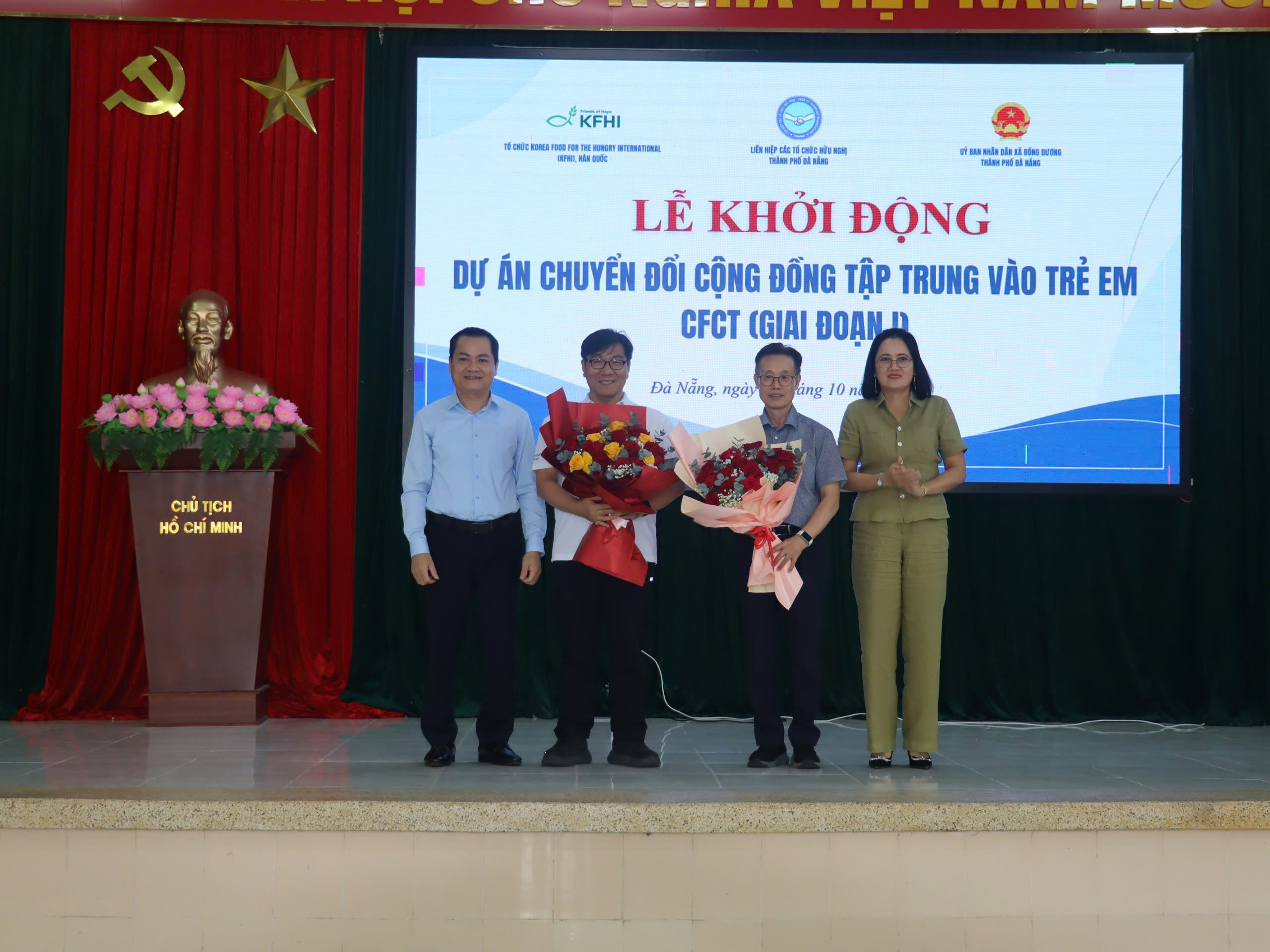 Lãnh đạo xã Đồng Dương tặng hoa tri ân đơn vị tài trợ dự án. Ảnh: