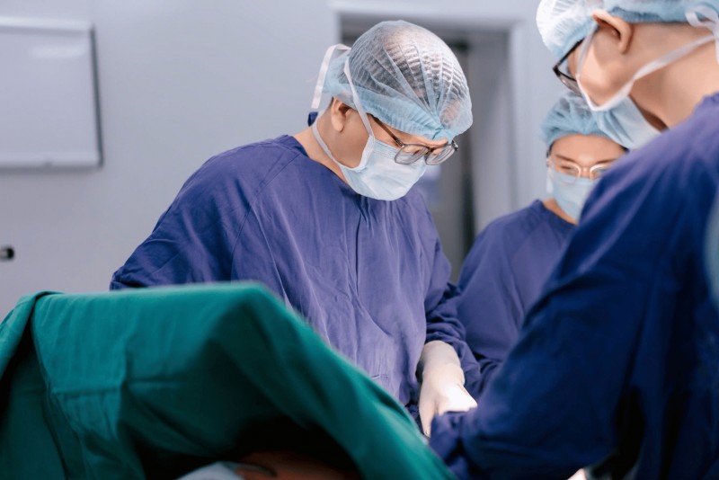 Kinh nghiệm xử trí những ca mổ lấy thai phức tạp như rau tiền đạo, rau cài răng lược góp phần bồi đắp bản lĩnh của TS.BS Trần Mạnh Linh trong phòng mổ. (Ảnh: Vinmec) Kinh nghiệm xử trí những ca mổ lấy thai phức tạp như rau tiền đạo, rau cài răng lược góp phần bồi đắp bản lĩnh của TS.BS Trần Mạnh Linh trong phòng mổ. (Ảnh: Vinmec)