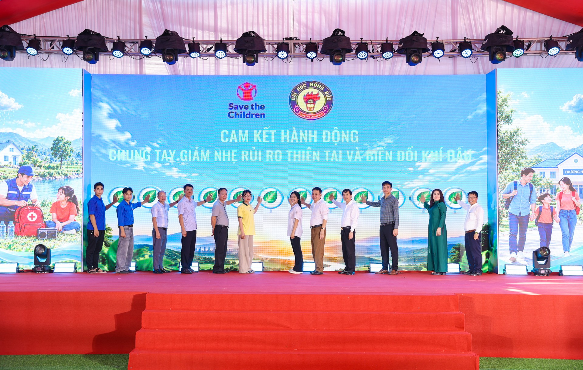 Delegates and students take part in a pledge ceremony, committing to joint action to reduce disaster risks and address climate change. (Photo: Dinh Hoa)