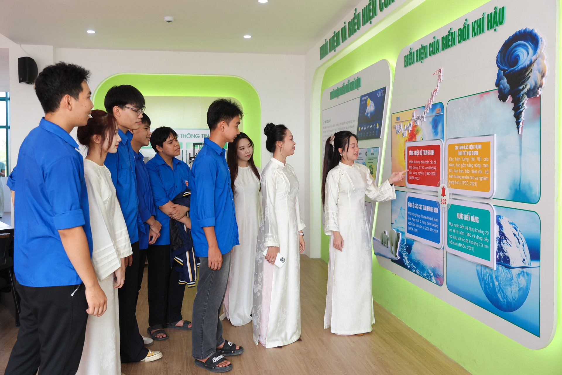 Students explore information at the Climate Change Education Centre at Hong Duc University. (Photo: Dinh Hoa)