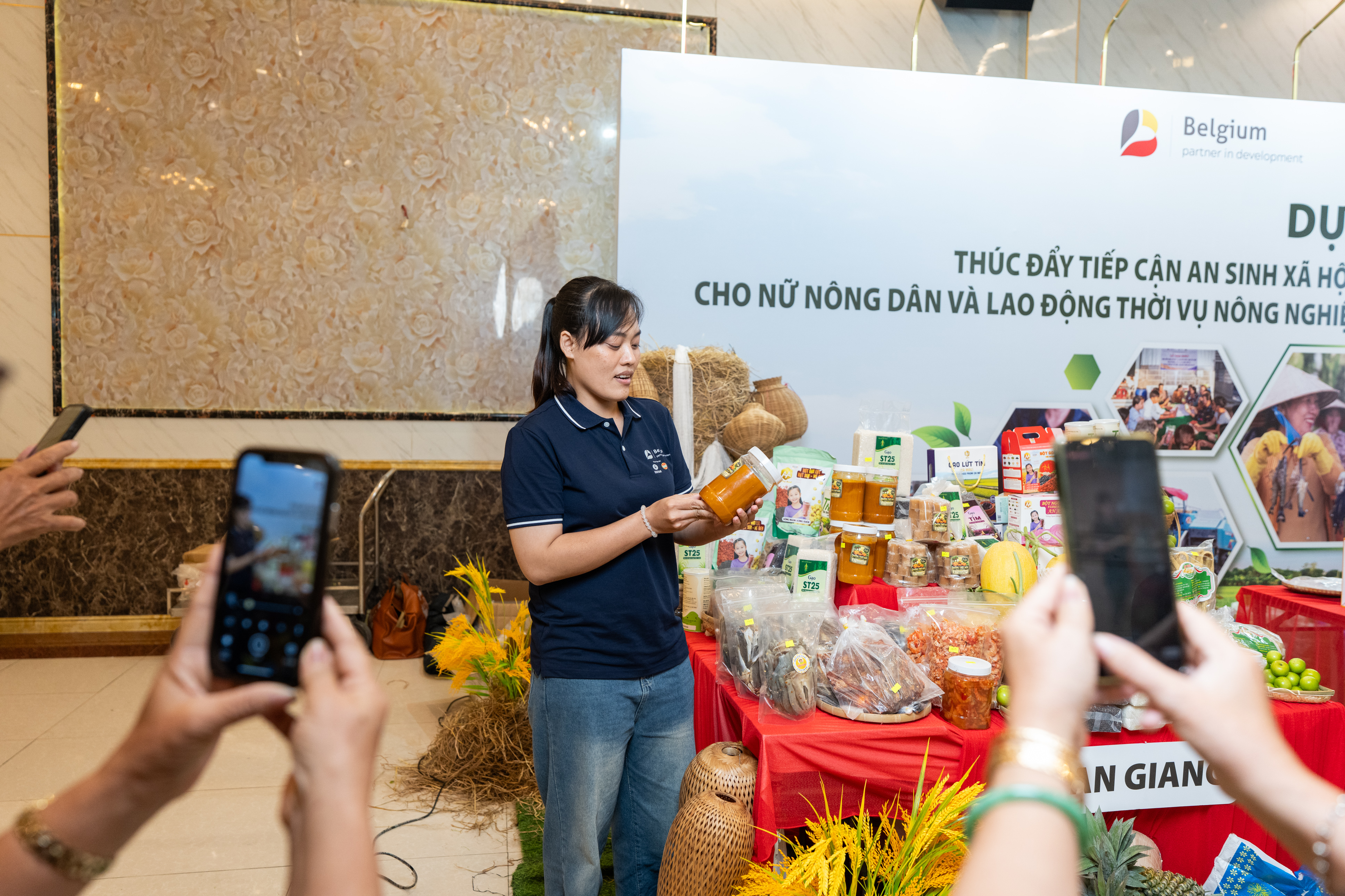 Chị Nguyễn Thị Tuyết Ngân (Hội Nông dân xã Cô Tô, tỉnh An Giang) livestream giới thiệu nông sản của quê hương. (Ảnh: Oxfam tại Việt Nam cung cấp) Chị Nguyễn Thị Tuyết Ngân (Hội Nông dân xã Cô Tô, tỉnh An Giang) livestream giới thiệu nông sản của quê hương. (Ảnh: Oxfam tại Việt Nam cung cấp)