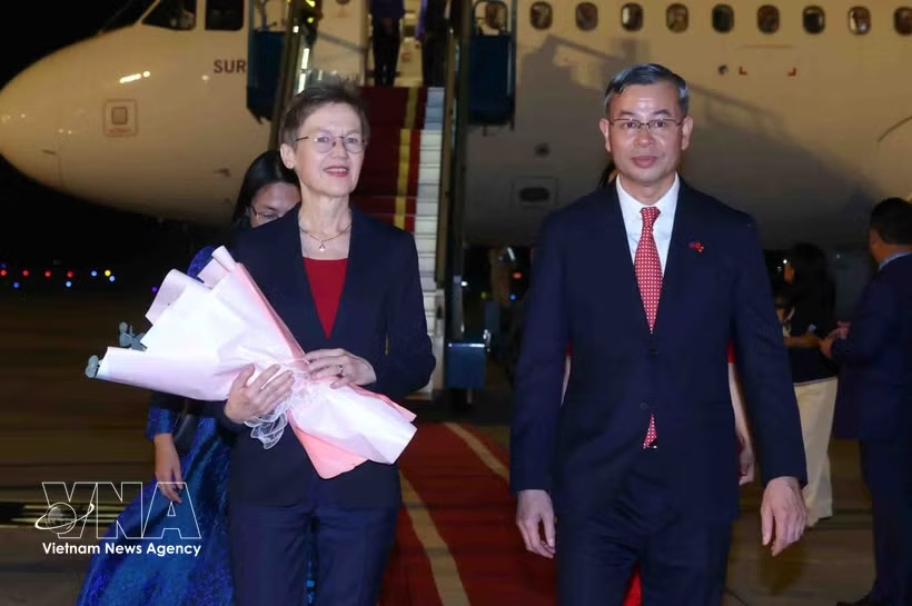 Liechtenstein Prime Minister Brigitte Haas (L) is welcomed at Noi Bai International Airport by Minister of Finance Ngo Van Tuan. (Photo: VNA)