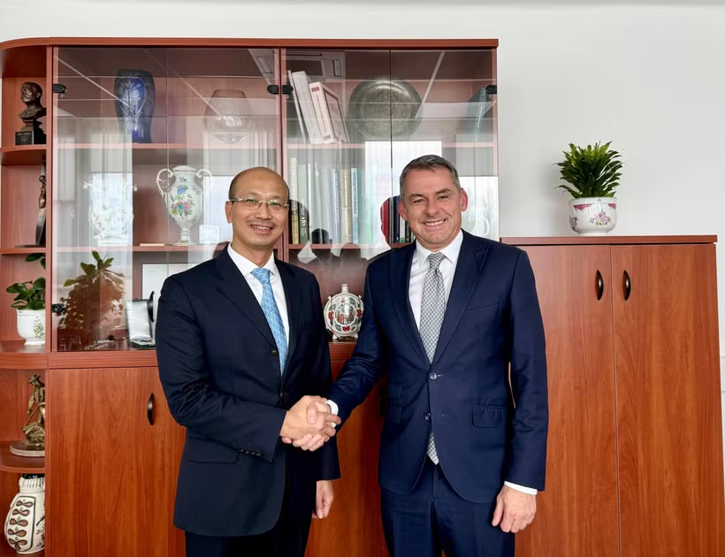 Vietnamese Ambassador to Hungary Bui Le Thai (L) shakes hands with Prof. Dr. Csaba Gyuricza, Rector of the Hungarian University of Agriculture and Life Sciences Research (MATE). (Photo published by VNA)