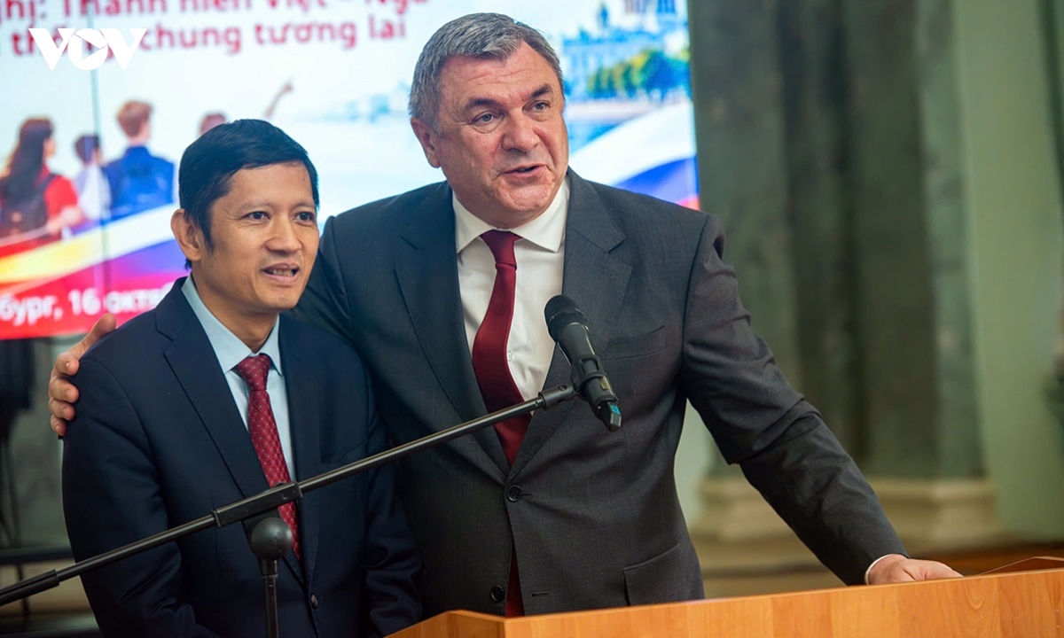 Vyacheslav Kalganov, acting chairman of the Committee for External Relations of Saint Petersburg (P) and Nguyen Ngoc Hung, vice president of the Vietnam Union of Friendship Organisations during the discussion.