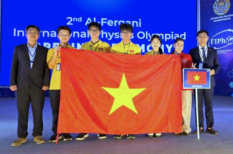 The Vietnamese delegation at the 2026 Al-Fergani International Physics Olympiad. From left: Associate Professor Pham Van Hai, Truong Ba Chi Thanh, Le Ba Tuan Viet, Tang Hao Nhien, Le Hong Nhan, a volunteer and Associate Professor Nguyen Cong Toan.