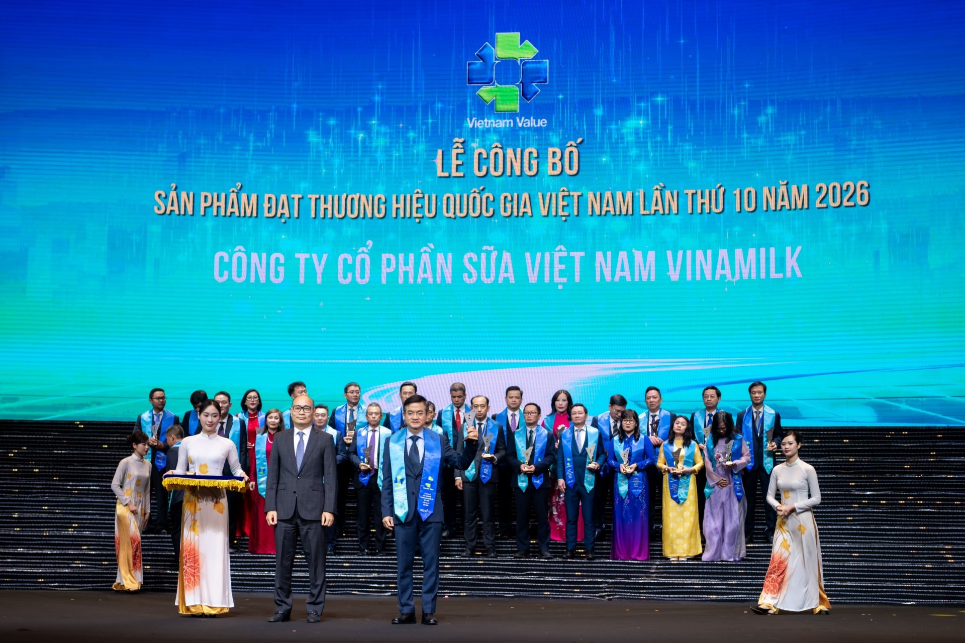 Cụm 1 (Báo chọn 1 ảnh): Ông Nguyễn Quang Trí, Giám đốc điều hành Marketing Vinamilk, đón nhận danh hiệu Thương hiệu quốc gia Việt Nam lần thứ 10 năm 2026 (Ảnh: Minh Anh).