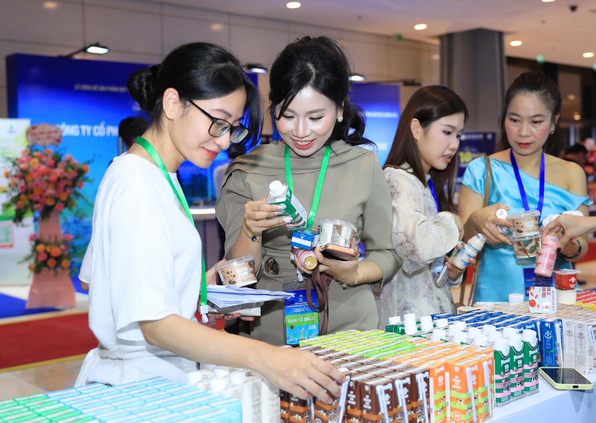 Cụm 2 (Báo chọn một ảnh): Gian hàng Vinamilk tại sự kiện thu hút các đại biểu đến tham quan, tìm hiểu về những sản phẩm đạt Thương hiệu quốc gia năm 2026 (Ảnh: Minh Anh).