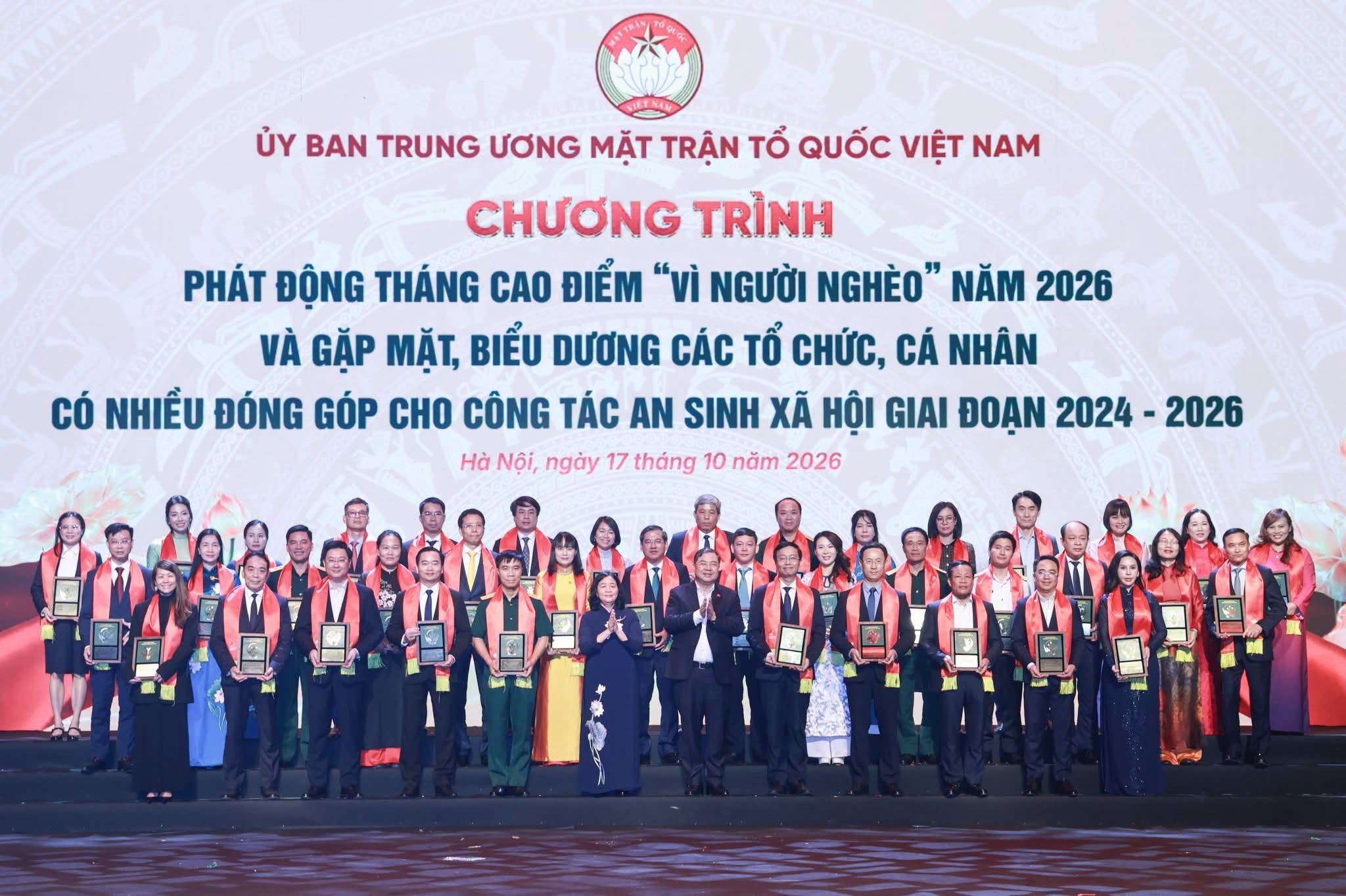 Bà Bùi Thị Minh Hoài - Ủy viên Bộ Chính trị, Bí thư Trung ương Đảng, Chủ tịch Ủy ban Trung ương MTTQ Việt Nam và ông Phạm Gia Túc - Ủy viên Bộ Chính trị, Phó Thủ tướng Thường trực Chính phủ vinh danh đại biểu tại chương trình