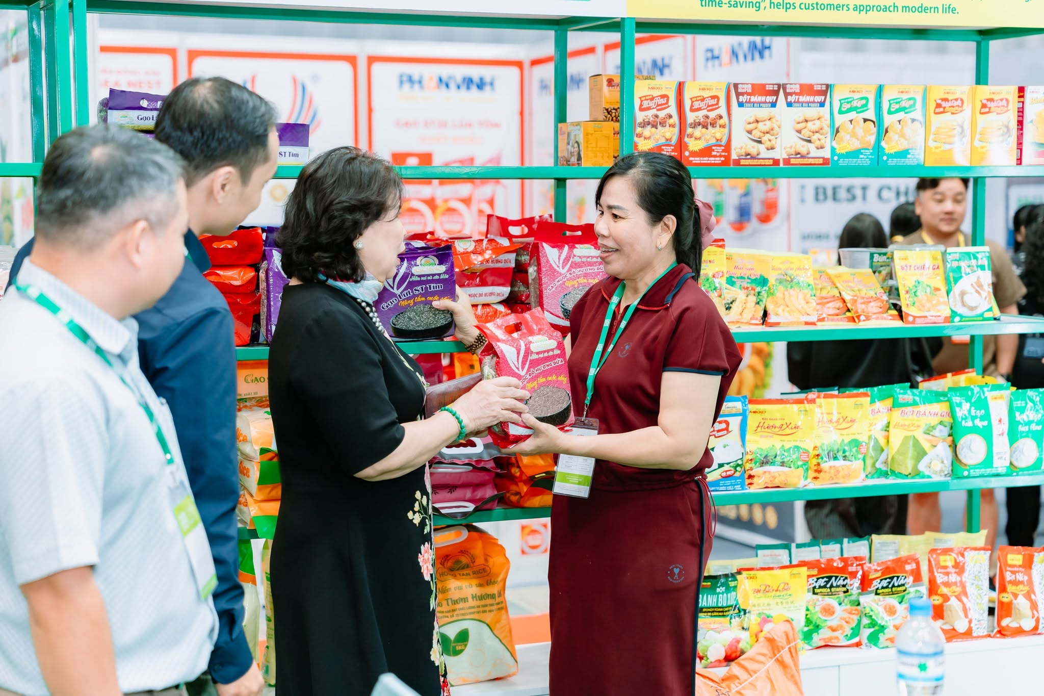  Lưu Thị Yến Hằng, Giám đốc Công ty TNHH lúa - gạo Hồng Tân giới thiệu các sản phẩm gạo lứt, gạo sọc đỏ tại Vietnam FoodExpo 2025. (Ảnh: Oxfam tại Việt Nam)