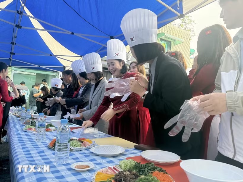 Đại biểu và khách mời tham gia trải nghiệm món gỏi cuốn truyền thống của Việt Nam. (Ảnh: Nhật Hưng/TTXVN) Đại biểu và khách mời tham gia trải nghiệm món gỏi cuốn truyền thống của Việt Nam. (Ảnh: Nhật Hưng/TTXVN)
