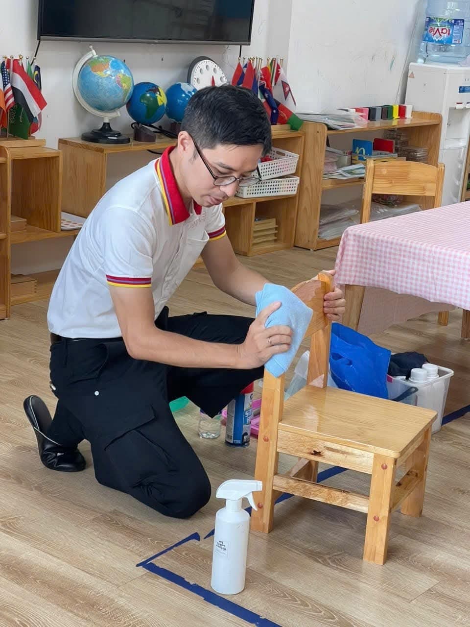 Trong thời gian làm dịch vụ vệ sinh nhà ở, Hitoshi vẫn trực tiếp đến nhà khách hàng để làm việc và lắng nghe phản hồi. (Ảnh: NVCC) Trong thời gian làm dịch vụ vệ sinh nhà ở, Hitoshi vẫn trực tiếp đến nhà khách hàng để làm việc và lắng nghe phản hồi. (Ảnh: NVCC)