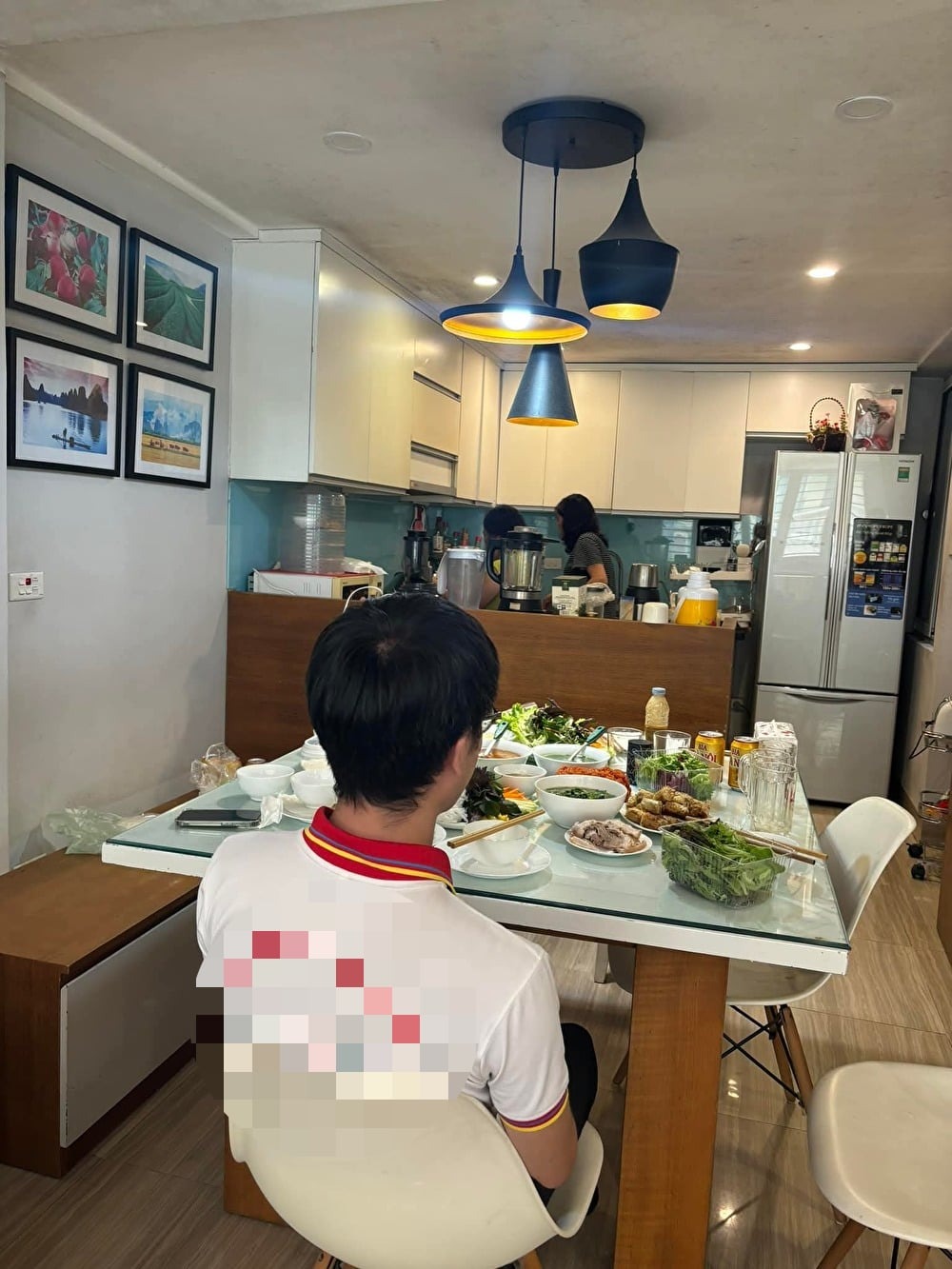 Sau giờ làm, Hitoshi thường được các gia đình khách hàng mời ở lại dùng bữa. (Ảnh: NVCC) Sau giờ làm, Hitoshi thường được các gia đình khách hàng mời ở lại dùng bữa. (Ảnh: NVCC)