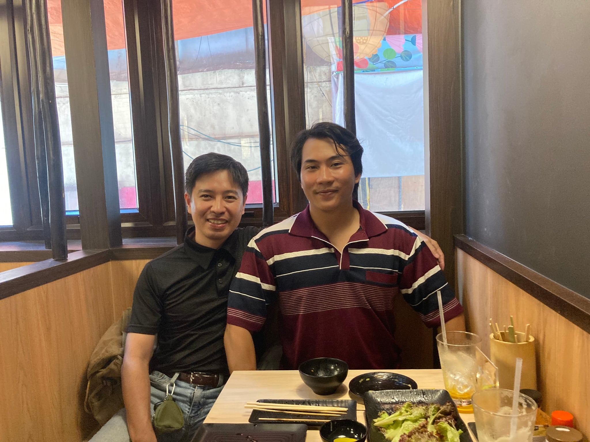 Hitoshi và người bạn từng mang cơm hộp cho anh mỗi ngày, trong một lần anh mời bạn đến nhà hàng Nhật Bản nhân dịp sinh nhật. (Ảnh: NVCC) Hitoshi và người bạn từng mang cơm hộp cho anh mỗi ngày, trong một lần anh mời bạn đến nhà hàng Nhật Bản nhân dịp sinh nhật. (Ảnh: NVCC)