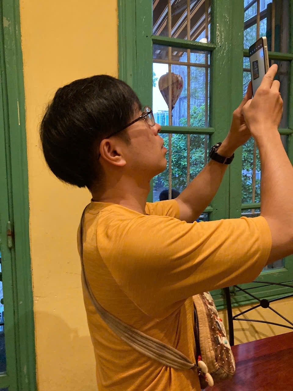 Hitoshi ghi hình trong quá trình tìm hiểu ẩm thực và đời sống tại Hà Nội. (Ảnh: NVCC) Hitoshi ghi hình trong quá trình tìm hiểu ẩm thực và đời sống tại Hà Nội. (Ảnh: NVCC)