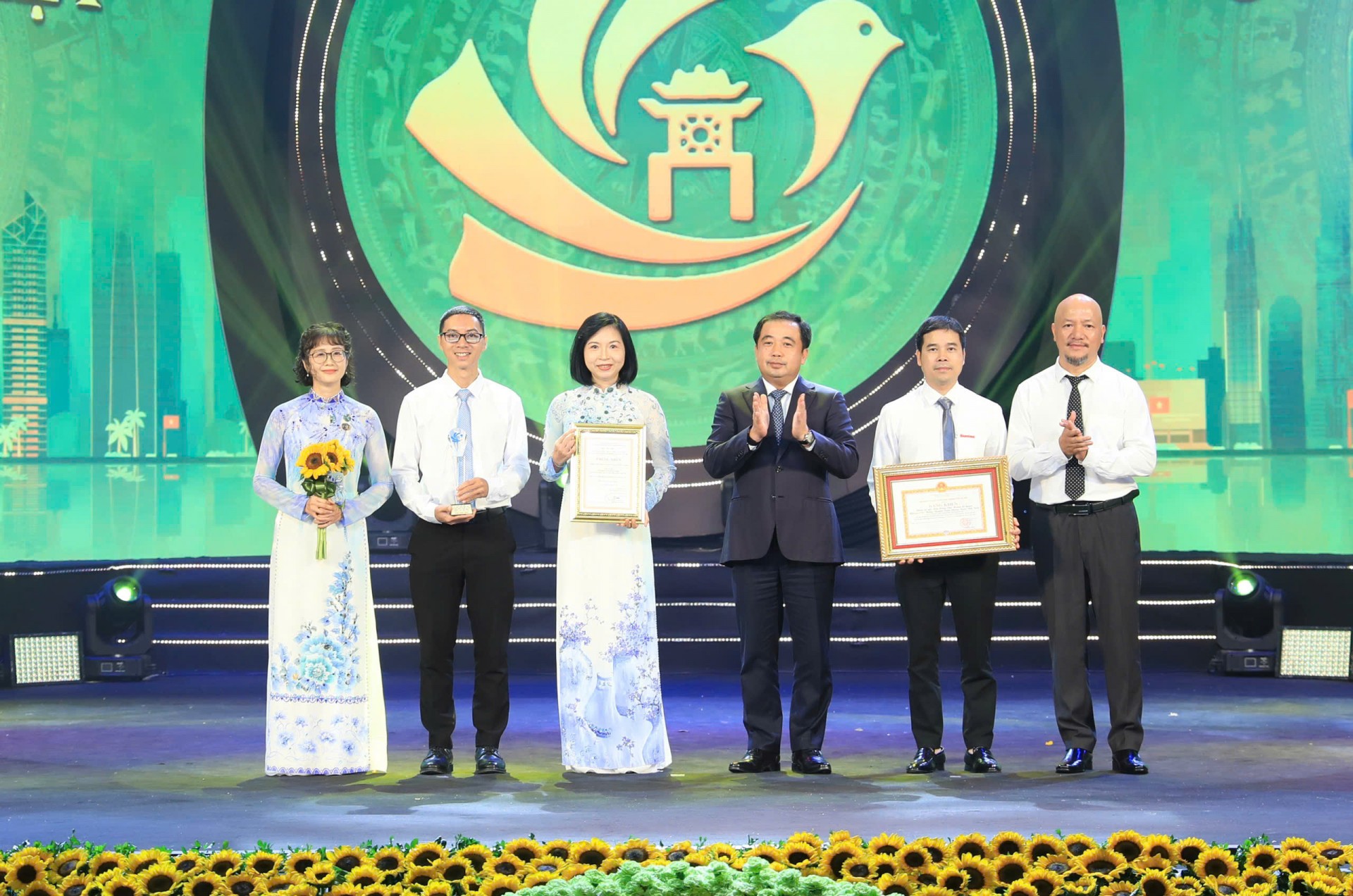 Bí thư thành uỷ Trần Đức Thắng trao giải thưởng cho các nhà báo đoạt giải. (Ảnh: Sở VHTT Hà Nội) Bí thư thành uỷ Trần Đức Thắng trao giải thưởng cho các nhà báo đoạt giải. (Ảnh: Sở VHTT Hà Nội)