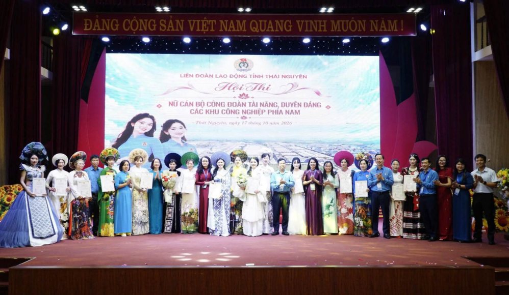 Ban tổ chức trao giải cho các thí sinh tại hội thi “Nữ cán bộ công đoàn tài năng, duyên dáng”. (Ảnh: Công đoàn Thái Nguyên). Ban tổ chức trao giải cho các thí sinh tại hội thi “Nữ cán bộ công đoàn tài năng, duyên dáng”. (Ảnh: Công đoàn Thái Nguyên).