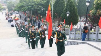 ខេត្ត Tuyen Quang ប្រារព្ធពិធីគោរពវិញ្ញាណក្ខន្ធ និងបញ្ចុះអដ្ឋិធាតុយុទ្ធជនពលីចំនួន ៩៣ នាក់ នៅ Vi Xuyen
