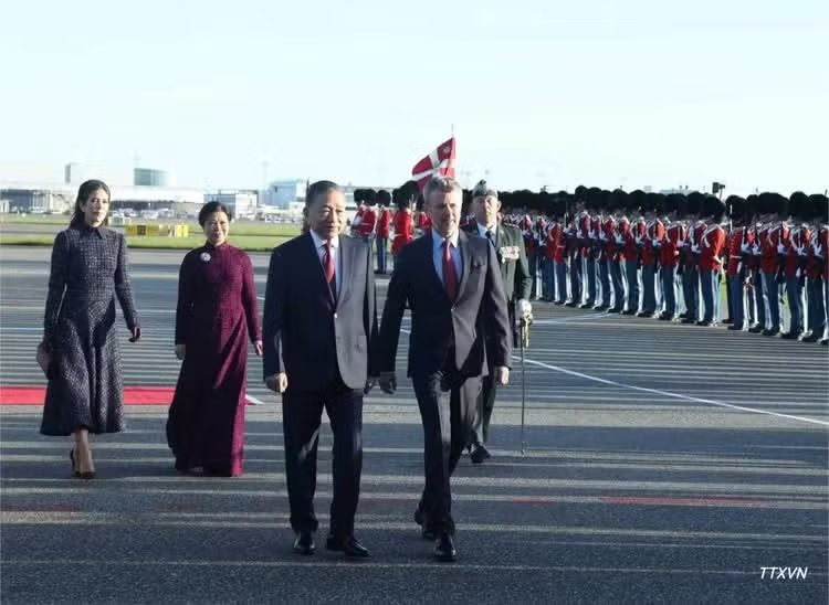 General Secretary of the Communist Party of Viet Nam (CPV) Central Committee and President To Lam and Danish King Frederik X review the guard of honour. (Photo: VNA) General Secretary of the Communist Party of Viet Nam (CPV) Central Committee and President To Lam and Danish King Frederik X review the guard of honour. (Photo: VNA)
