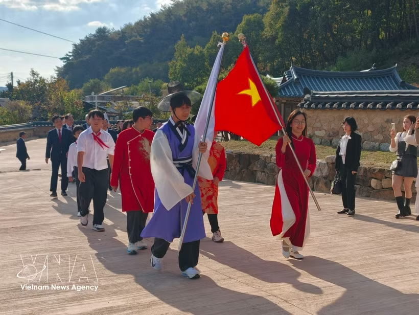 Part of the 250-metre “Dragon Road” procession held at the celebration. (Photo: VNA) Part of the 250-metre “Dragon Road” procession held at the celebration. (Photo: VNA)