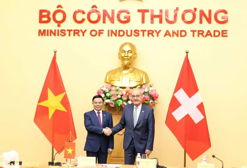 Minister of Industry and Trade Le Manh Hung (L) meets with Swiss President Guy Parmelin. (Photo: Ministry of Industry and Trade) Minister of Industry and Trade Le Manh Hung (L) meets with Swiss President Guy Parmelin. (Photo: Ministry of Industry and Trade)