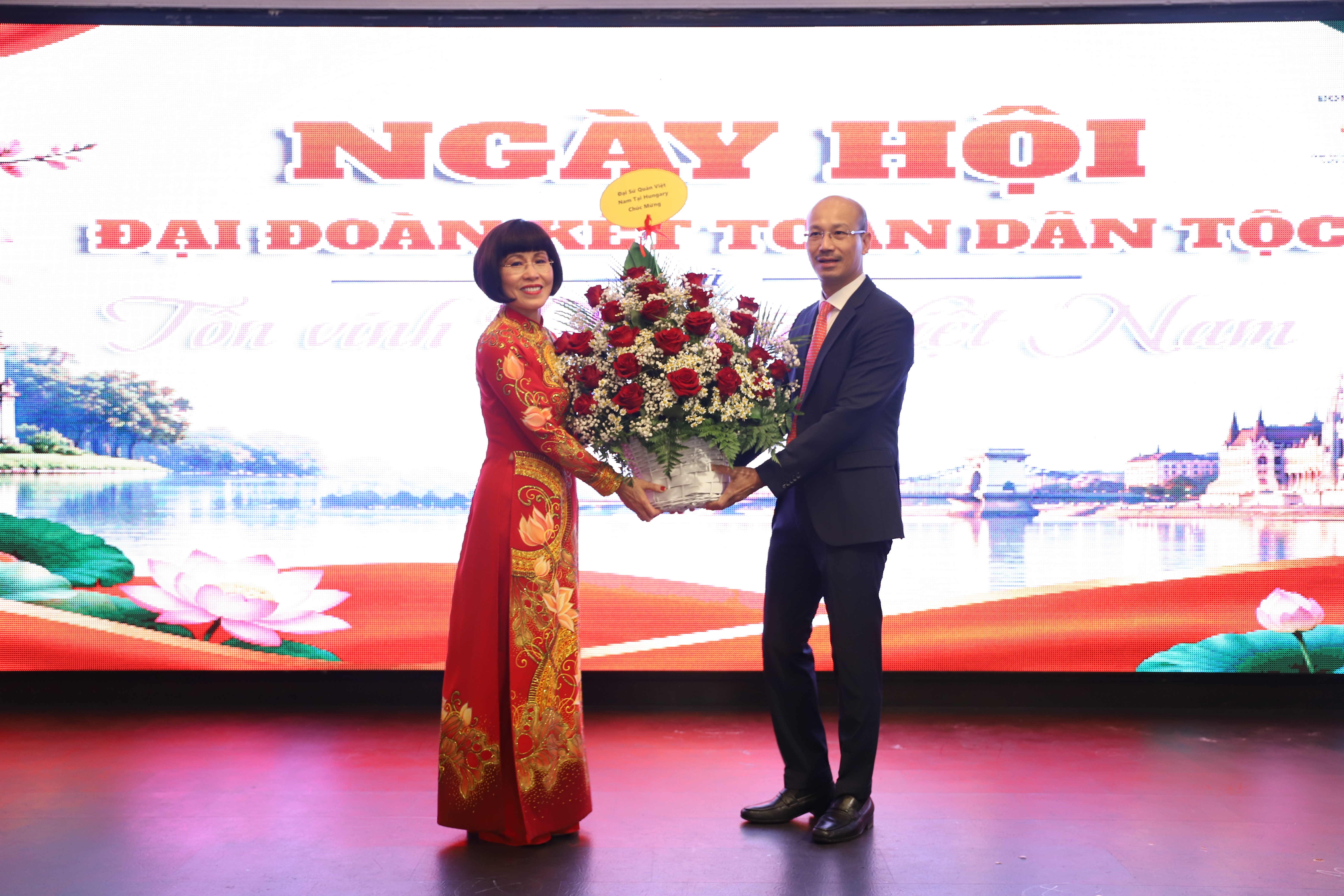 Lần đầu tiên tổ chức Ngày hội Đại đoàn kết toàn dân tộc tại Hungary Lần đầu tiên tổ chức Ngày hội Đại đoàn kết toàn dân tộc tại Hungary