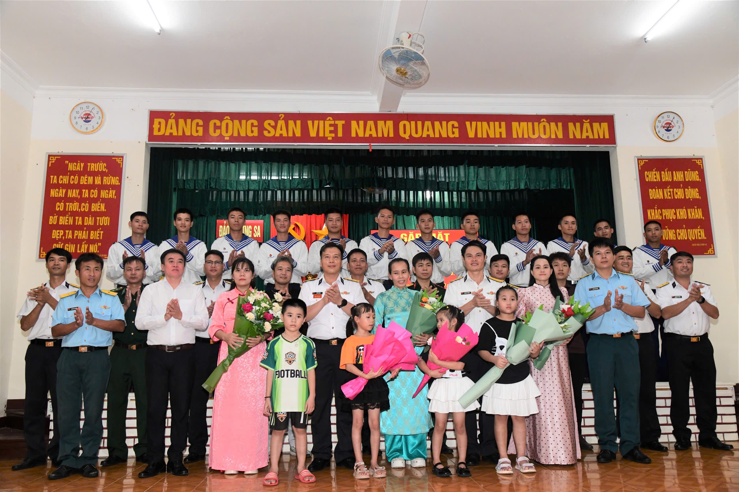 Cán bộ, chiến sĩ, các lực lượng trên đảo Trường Sa tặng hoa chúc mừng phụ nữ trên đảo Cán bộ, chiến sĩ, các lực lượng trên đảo Trường Sa tặng hoa chúc mừng phụ nữ trên đảo