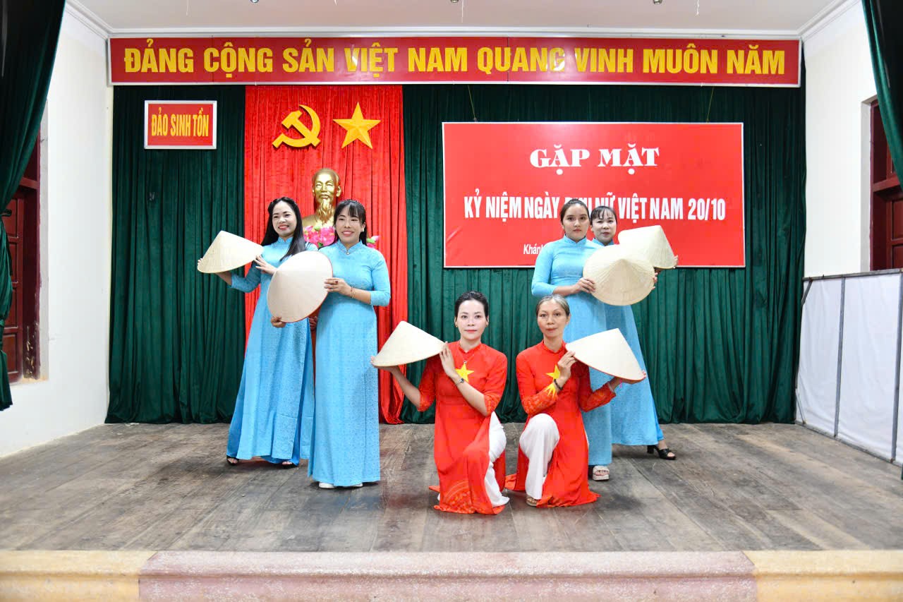 Tiết mục văn nghệ của Tổ phụ nữ đảo Sinh Tồn trong buổi gặp mặt Tiết mục văn nghệ của Tổ phụ nữ đảo Sinh Tồn trong buổi gặp mặt