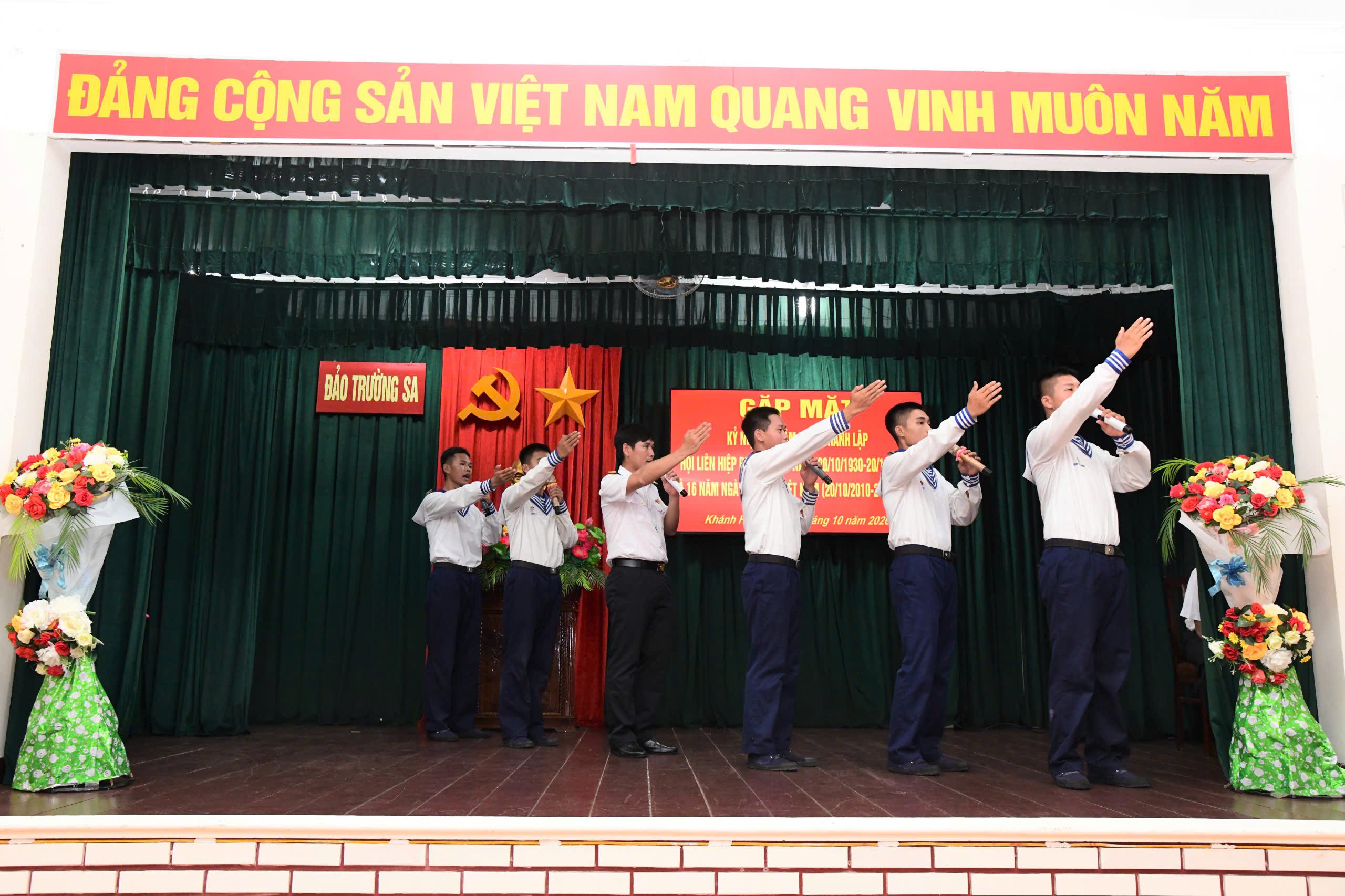 Tiết mục văn nghệ do các chiến sĩ đảo Trường Sa gửi tặng các chị nhân Ngày phụ nữ Việt Nam 20/10 Tiết mục văn nghệ do các chiến sĩ đảo Trường Sa gửi tặng các chị nhân Ngày phụ nữ Việt Nam 20/10