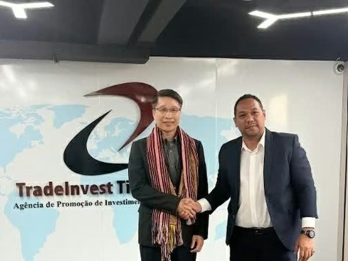Đại sứ Phạm Bình Đàm làm việc với ông Duílio Marino Gusmão Araújo da Silva, Giám đốc điều hành Cơ quan Xúc tiến Đầu tư và Xuất khẩu Timor-Leste (TradeInvest). Đại sứ Phạm Bình Đàm làm việc với ông Duílio Marino Gusmão Araújo da Silva, Giám đốc điều hành Cơ quan Xúc tiến Đầu tư và Xuất khẩu Timor-Leste (TradeInvest).