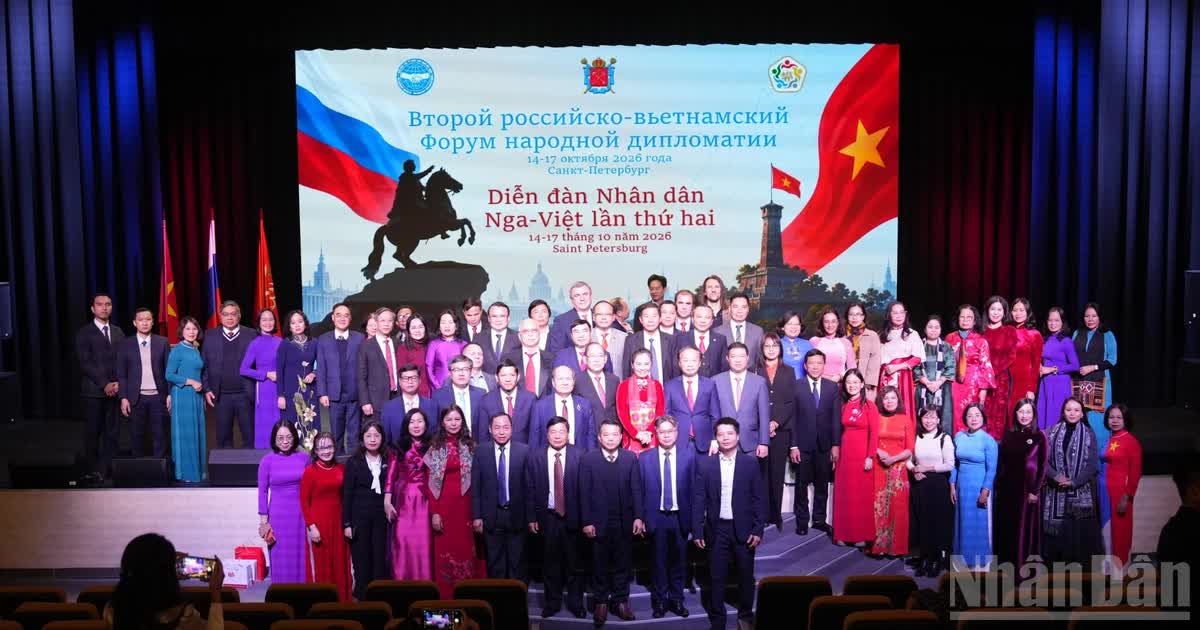 Quyền Chủ tịch Ủy ban Đối ngoại Saint Petersburg Vyacheslav Kalganov truyền đạt thư chúc mừng của Thống đốc Saint Petersburg. (Ảnh: THANH THỂ) Quyền Chủ tịch Ủy ban Đối ngoại Saint Petersburg Vyacheslav Kalganov truyền đạt thư chúc mừng của Thống đốc Saint Petersburg. (Ảnh: THANH THỂ)