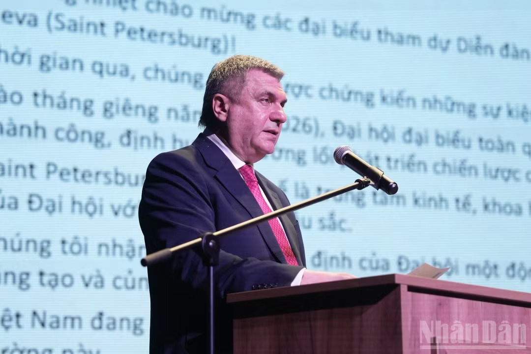 Quyền Chủ tịch Ủy ban Đối ngoại Saint Petersburg Vyacheslav Kalganov truyền đạt thư chúc mừng của Thống đốc Saint Petersburg. (Ảnh: THANH THỂ) Quyền Chủ tịch Ủy ban Đối ngoại Saint Petersburg Vyacheslav Kalganov truyền đạt thư chúc mừng của Thống đốc Saint Petersburg. (Ảnh: THANH THỂ)