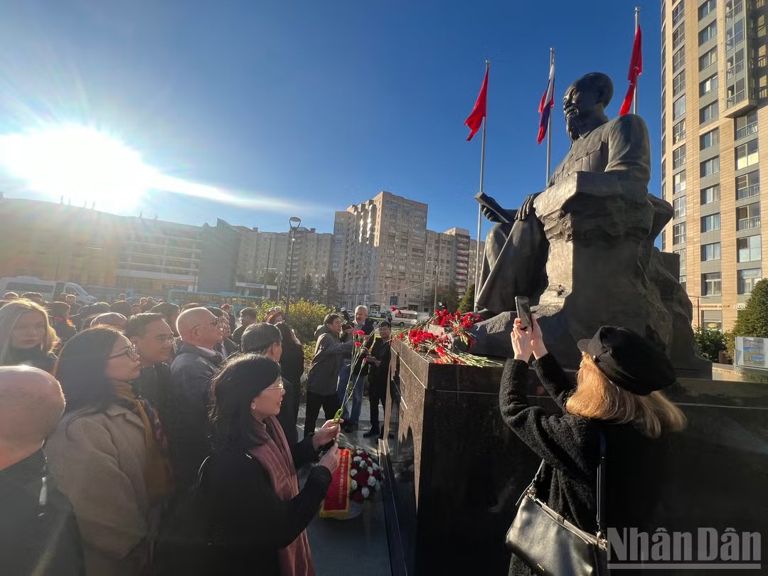 Dâng hoa tại Tượng đài Chủ tịch Hồ Chí Minh tại Saint Petersburg. (Ảnh: THANH THỂ) Dâng hoa tại Tượng đài Chủ tịch Hồ Chí Minh tại Saint Petersburg. (Ảnh: THANH THỂ)