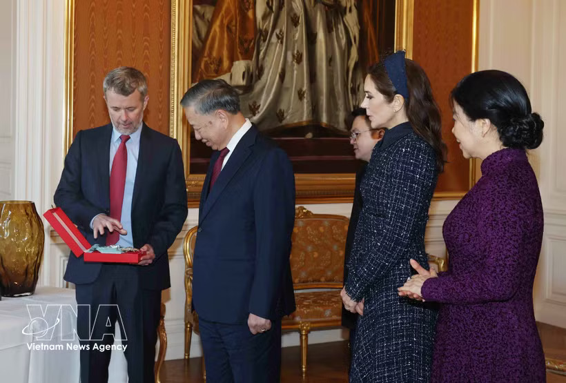 King Frederik X (L) presents the Order of the Elephant to General Secretary of the Communist Party of Vietnam Central Committee and President To Lam (second from left). (Photo: VNA) King Frederik X (L) presents the Order of the Elephant to General Secretary of the Communist Party of Vietnam Central Committee and President To Lam (second from left). (Photo: VNA)