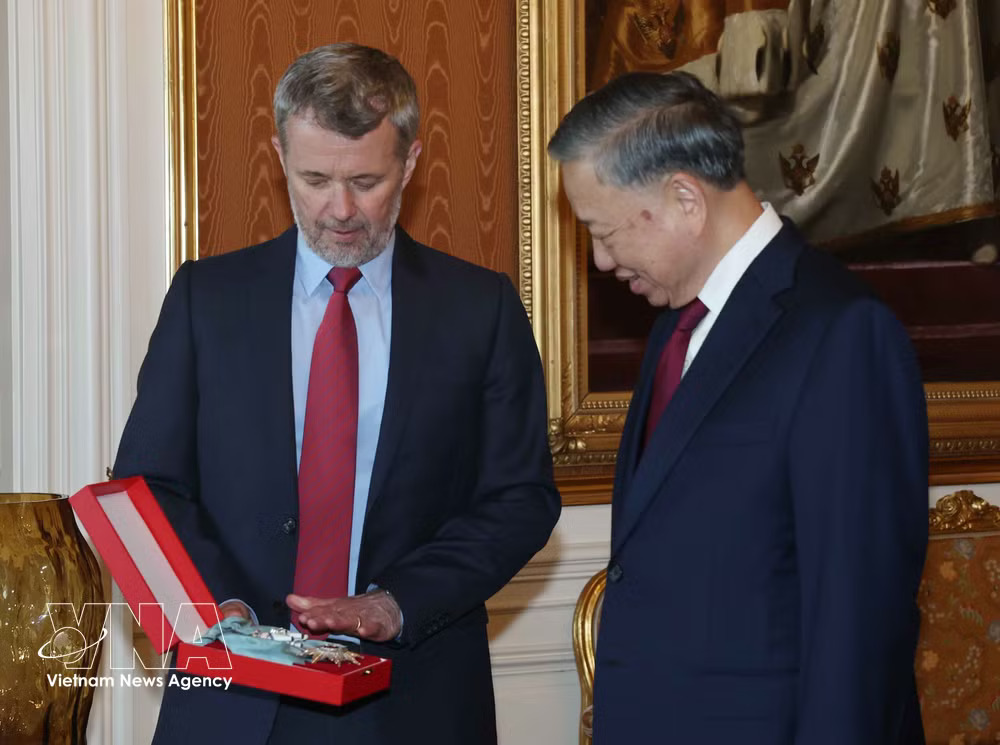 King Frederik X (L) presents the Order of the Elephant to General Secretary of the Communist Party of Vietnam Central Committee and President To Lam. (Photo: VNA) King Frederik X (L) presents the Order of the Elephant to General Secretary of the Communist Party of Vietnam Central Committee and President To Lam. (Photo: VNA)