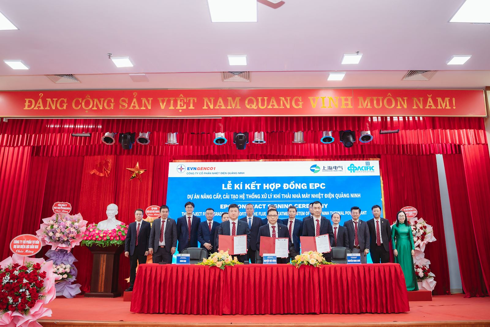 Ông Nguyễn Việt Dũng – Tổng Giám đốc QTP; ông Chen Hao – Phó Tổng Giám đốc Shanghai Electric Power Generation Engineering và ông Nguyễn Minh Khôi – Phó Tổng Giám đốc Công ty Cổ phần Tập đoàn Thái Bình Dương ký kết Hợp đồng EPC. Ông Nguyễn Việt Dũng – Tổng Giám đốc QTP; ông Chen Hao – Phó Tổng Giám đốc Shanghai Electric Power Generation Engineering và ông Nguyễn Minh Khôi – Phó Tổng Giám đốc Công ty Cổ phần Tập đoàn Thái Bình Dương ký kết Hợp đồng EPC.