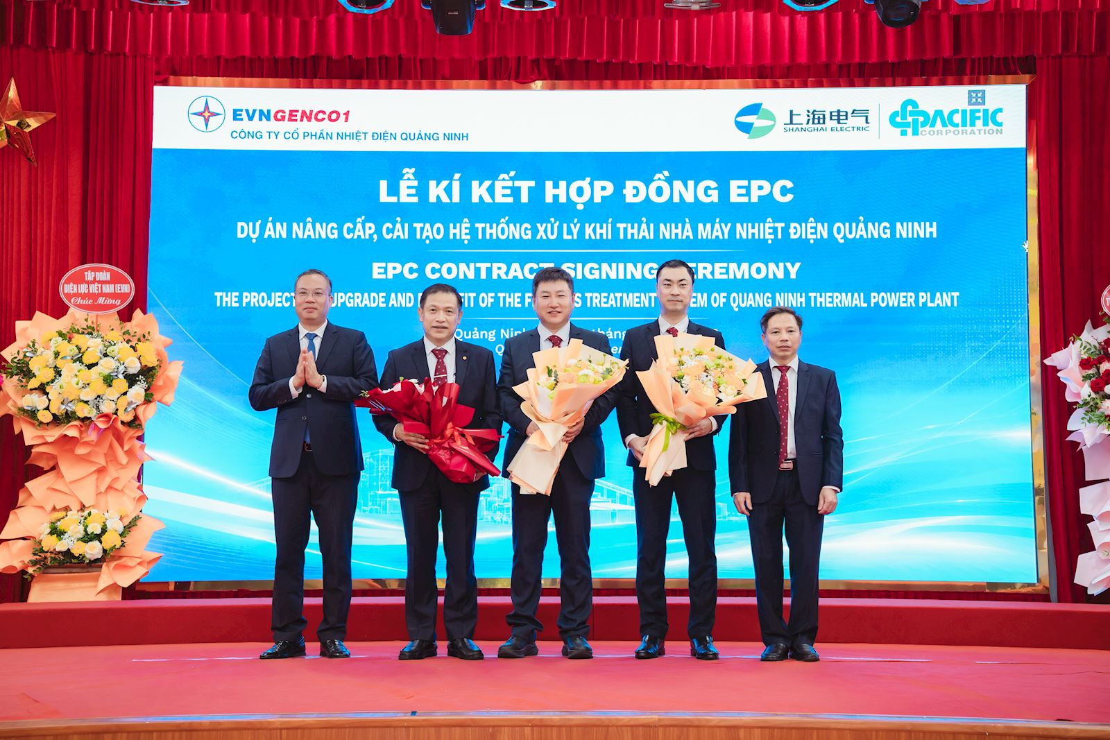 Lãnh đạo EVNGENCO1 và Hội đồng quản trị QTP tặng hoa chúc mừng đại diện Chủ đầu tư và Liên danh Nhà thầu tại Lễ ký kết Hợp đồng EPC. Lãnh đạo EVNGENCO1 và Hội đồng quản trị QTP tặng hoa chúc mừng đại diện Chủ đầu tư và Liên danh Nhà thầu tại Lễ ký kết Hợp đồng EPC.
