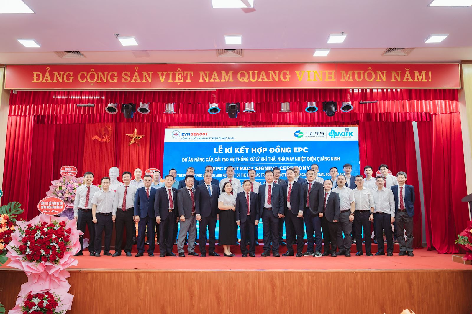 Các đồng chí lãnh đạo, đại biểu, Chủ đầu tư và Liên danh Nhà thầu chụp ảnh lưu niệm tại Lễ ký kết Hợp đồng EPC Các đồng chí lãnh đạo, đại biểu, Chủ đầu tư và Liên danh Nhà thầu chụp ảnh lưu niệm tại Lễ ký kết Hợp đồng EPC