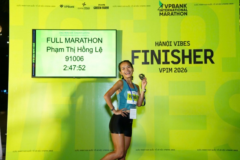 Nhà vô địch Phạm Thị Hồng Lệ check in tại vạch đích. Nhà vô địch Phạm Thị Hồng Lệ check in tại vạch đích.
