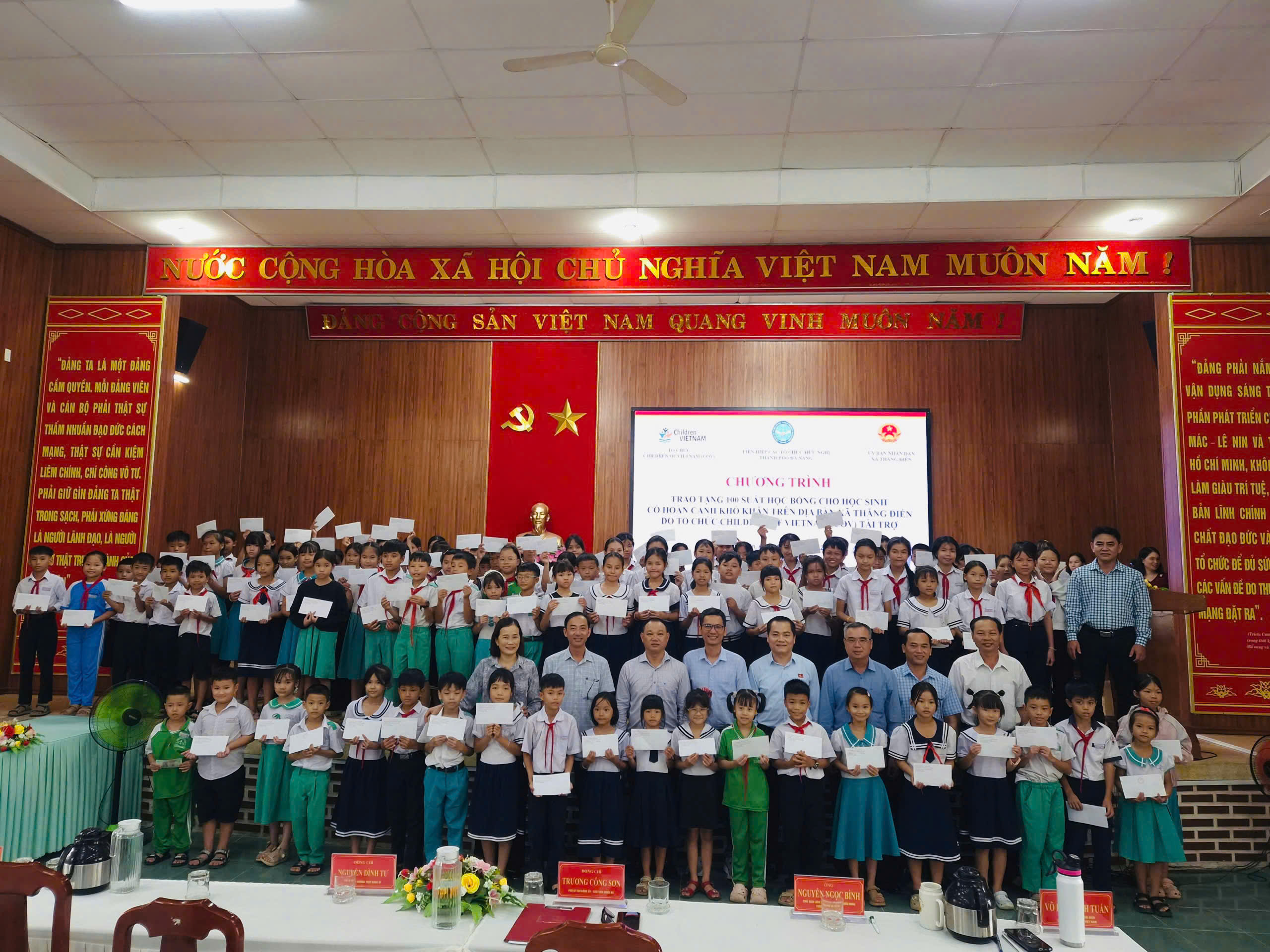 Các đơn vị trao học bổng cho các em học sinh có hoàn cảnh khó khăn tại xã Thăng Điền. (Ảnh: Liên hiệp các tổ chức hữu nghị thành phố Đà Nẵng)