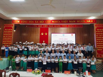 Children of Vietnam trao học bổng cho học sinh khó khăn tại Đà Nẵng