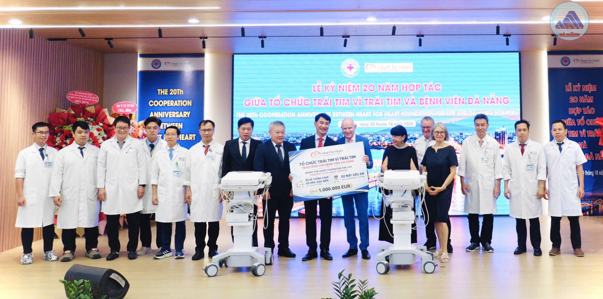 Tổ chức Trái tim vì Trái tim trao tặng Bệnh viện Đà Nẵng gói thiết bị y tế 1 triệu EUR