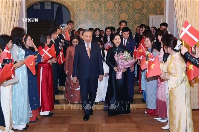 Tổng Bí thư, Chủ tịch nước Tô Lâm và Phu nhân Ngô Phương Ly dự buổi gặp gỡ cán bộ, nhân viên Đại sứ quán Việt Nam tại Đan Mạch và cộng đồng người Việt Nam tại Đan Mạch, Iceland và Nam Thuỵ Điển. Ảnh: Thống Nhất/TTXVN Tổng Bí thư, Chủ tịch nước Tô Lâm và Phu nhân Ngô Phương Ly dự buổi gặp gỡ cán bộ, nhân viên Đại sứ quán Việt Nam tại Đan Mạch và cộng đồng người Việt Nam tại Đan Mạch, Iceland và Nam Thuỵ Điển. Ảnh: Thống Nhất/TTXVN